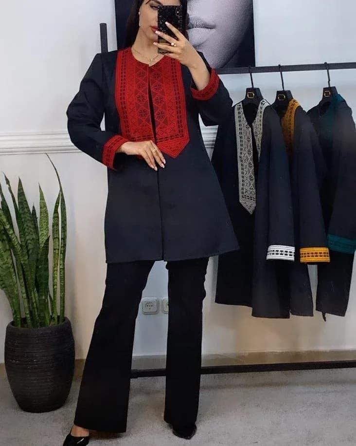 مانتو بهاره پارچه پرشیا، رنگ مشکی و قرمز، طرح گلدوزی، بلند، یقه گرد، آستین بلند