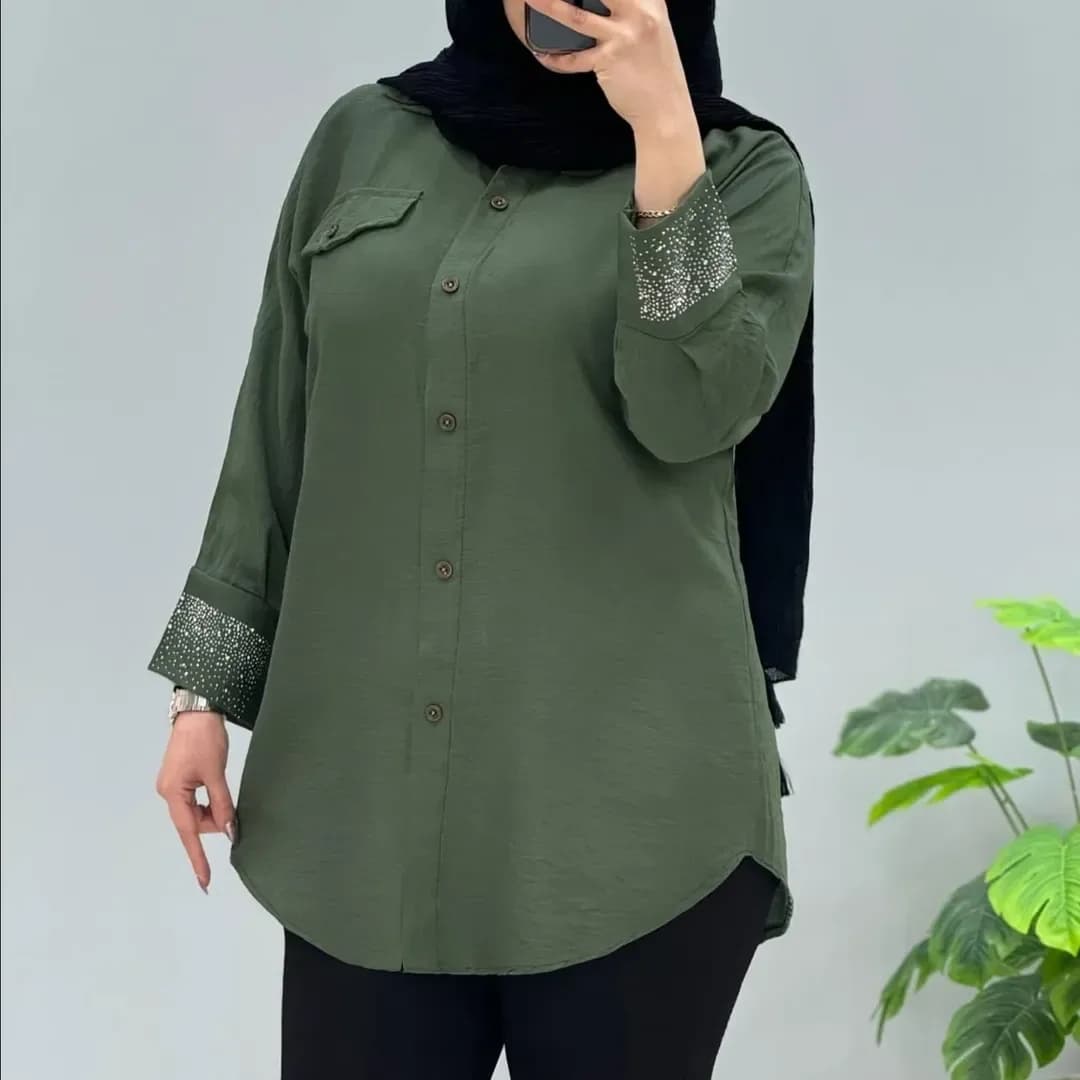 شومیز پیراهنی مچ نگینی، رنگ سبز زیتونی، طرح گلدوزی، قد باسن، یقه دار، آستین بلند