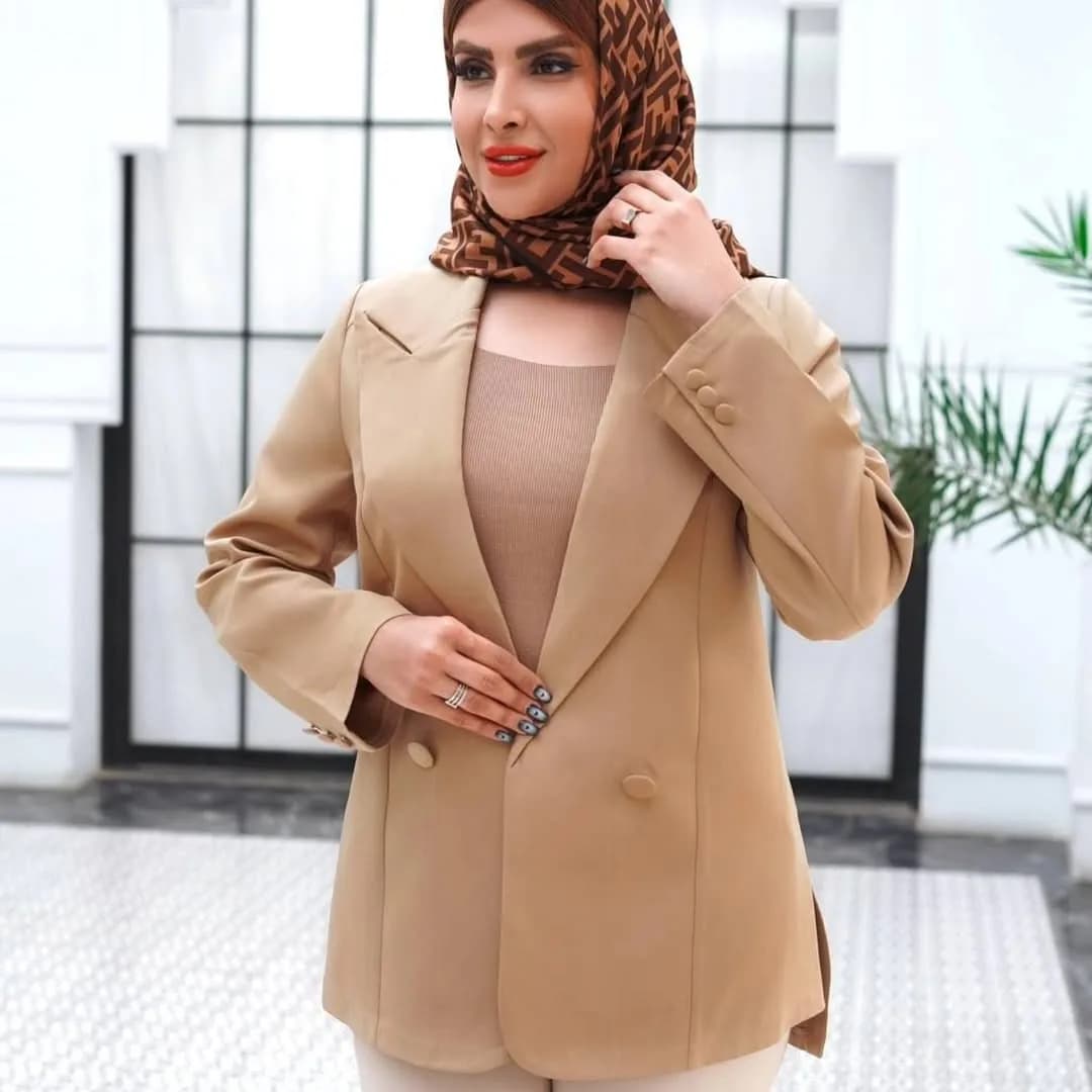 کت چاکدار مازراتی کد۳۷۸، رنگ کرم، آستین بلند، یقه انگلیسی، دکمهدار