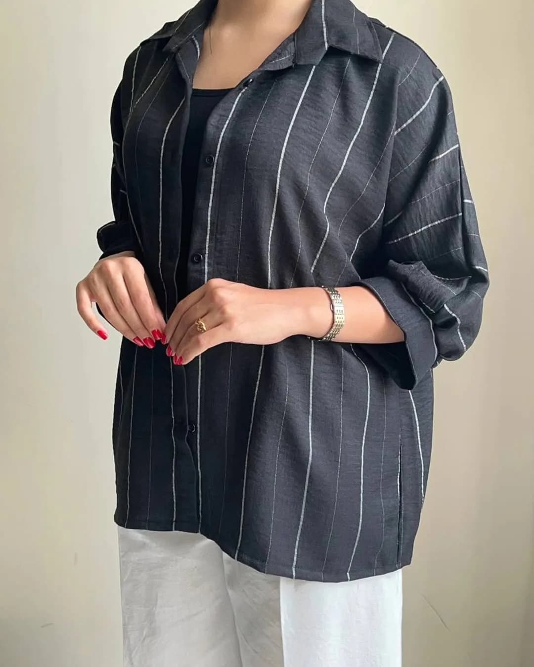 شومیز مچ پیلیدار کد ۴۸۶، رنگ مشکی و سفید، طرح راهراه، قد متوسط، یقه دار، گشاد