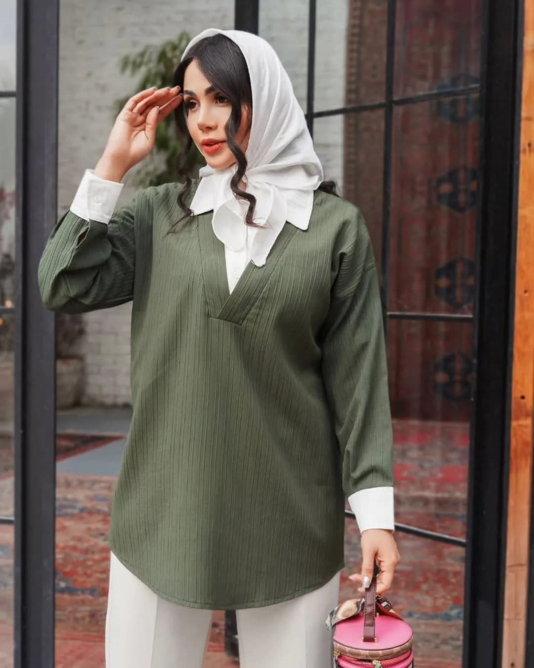 شومیز آیوا کد ۳۶۵، رنگ سبز زیتونی و سفید، قد تا باسن، یقه وی، آستین بلند