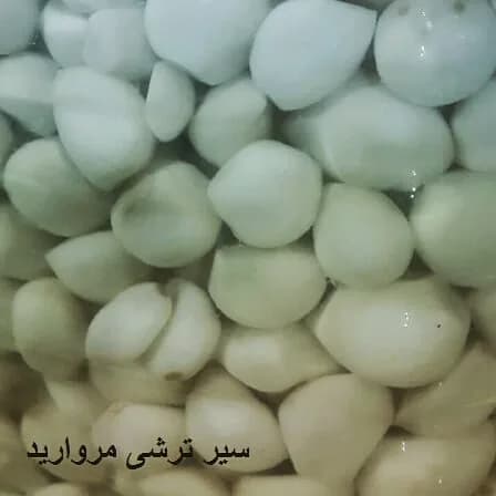 سیر ترشی مروارید، رنگ سفید و کرم، جنس شیشه، حبه‌های سیر در ظرف