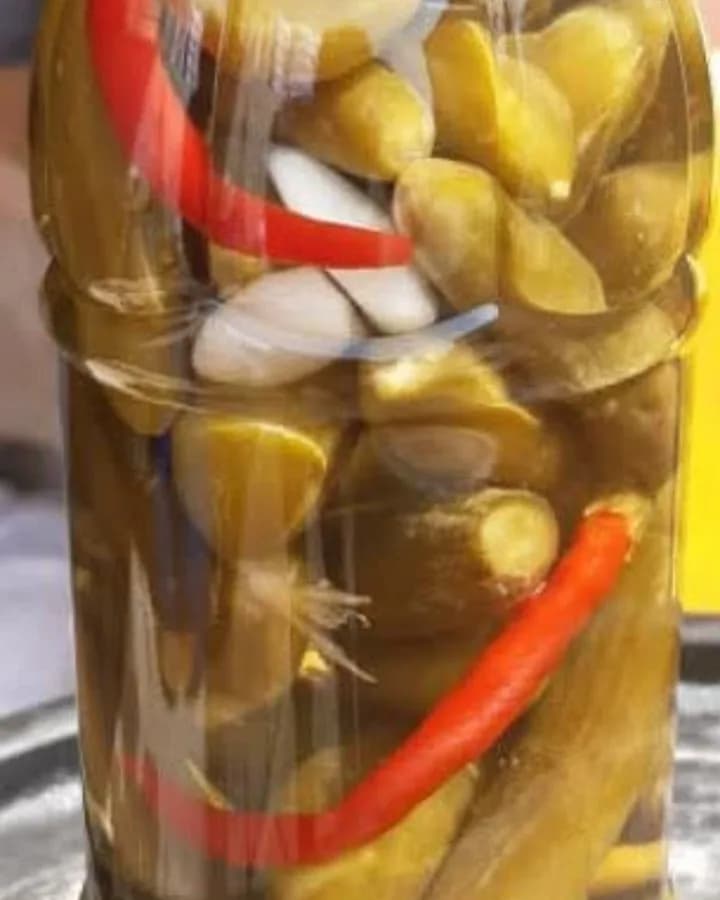 خیارشور بطری خانگی، رنگ سبز، قرمز و سفید، استوانه‌ای