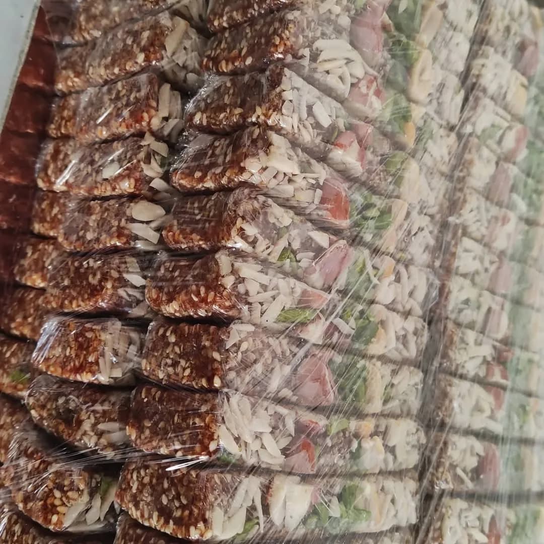کنجد عسلی، رنگ قهوه‌ای و کرم، نواری
