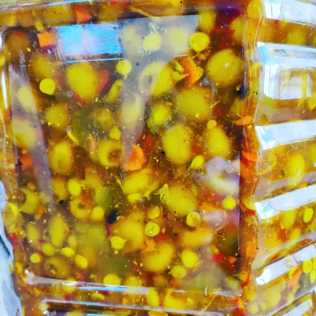 زیتون پرورده عسلی پسته ای، رنگ سبز و زرد
