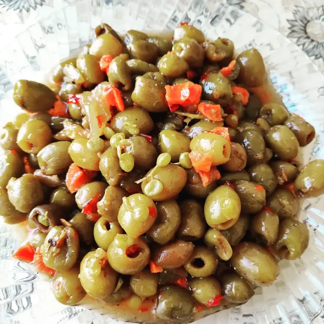 زیتون پرورده عسلی پسته ای، رنگ سبز و قرمز