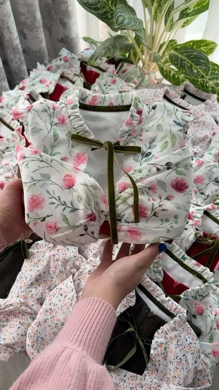 تاپ دخترانه، رنگ سفید، صورتی و سبز، طرح گلدار، بدون آستین، کوتاه