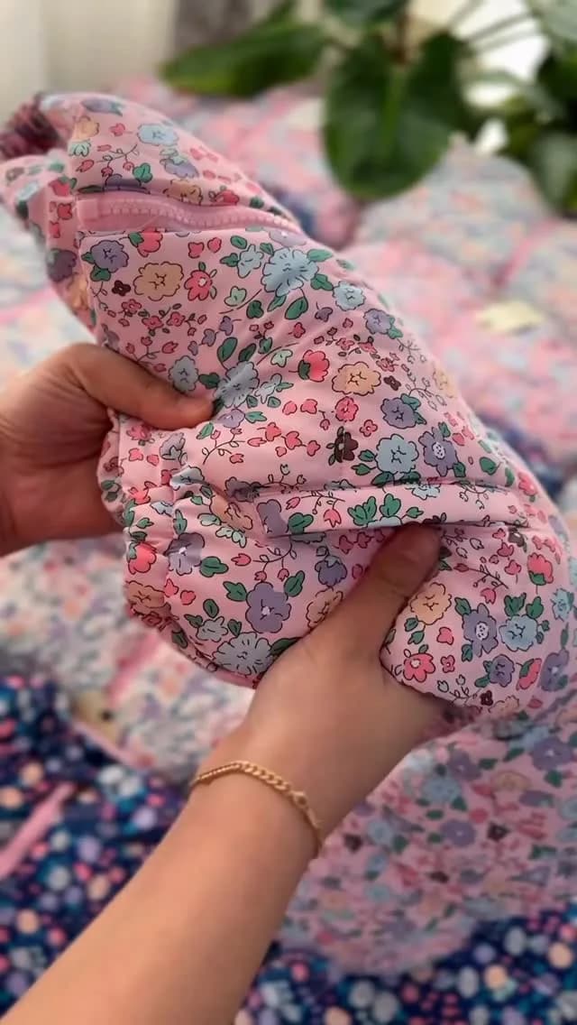 کاپشن بچگانه وارداتی، رنگ صورتی، آبی و بنفش، جنس کتان، طرح گلدار، کوتاه، کلاهدار، زیپدار