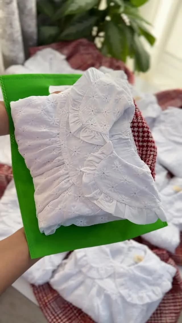 شومیز خامهدوزی بچگانه، رنگ سفید، طرح توری، یقه گرد، لبه چیندار