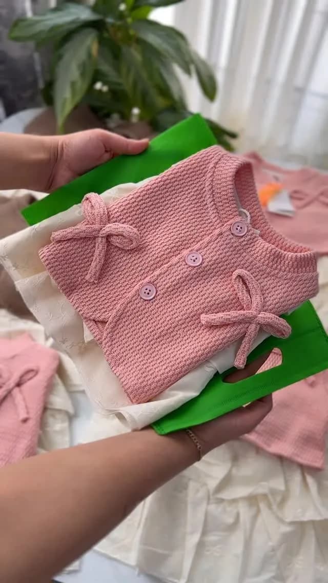کت دخترانه، رنگ صورتی، جنس بافتنی، دکمه دار، بدون آستین