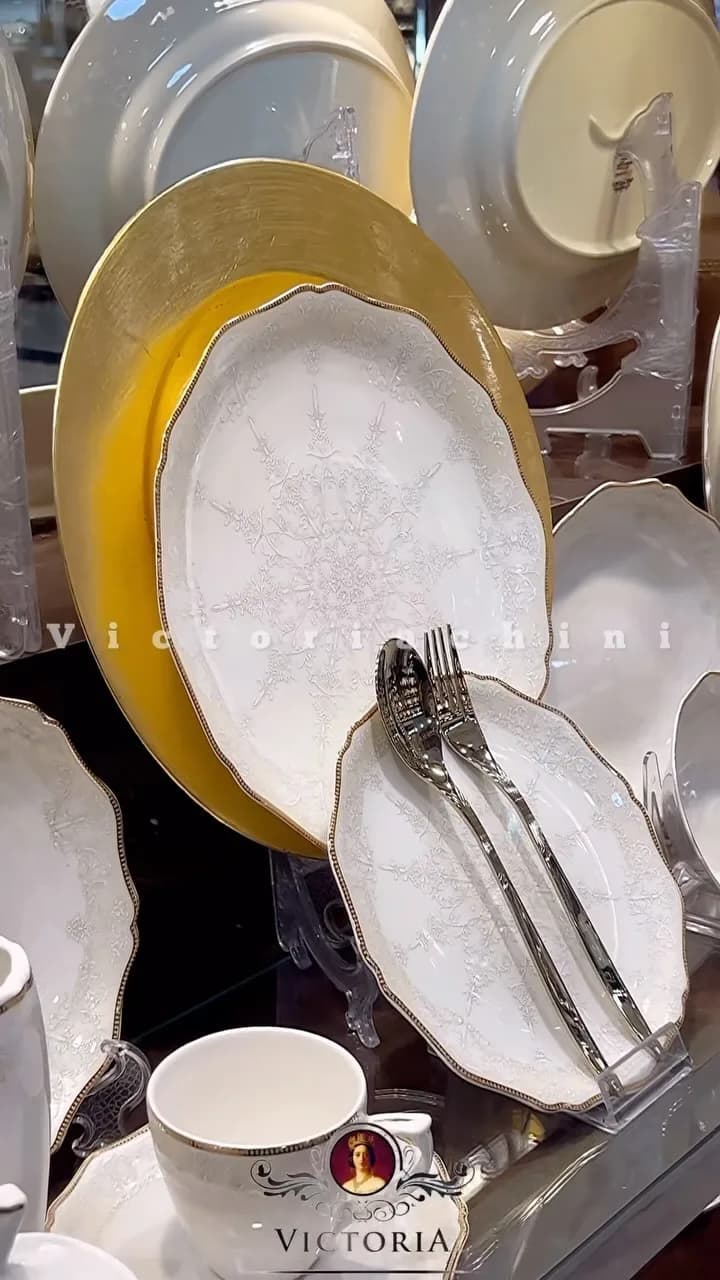 سرویس چینی توس با قوری، قندان و گلدان