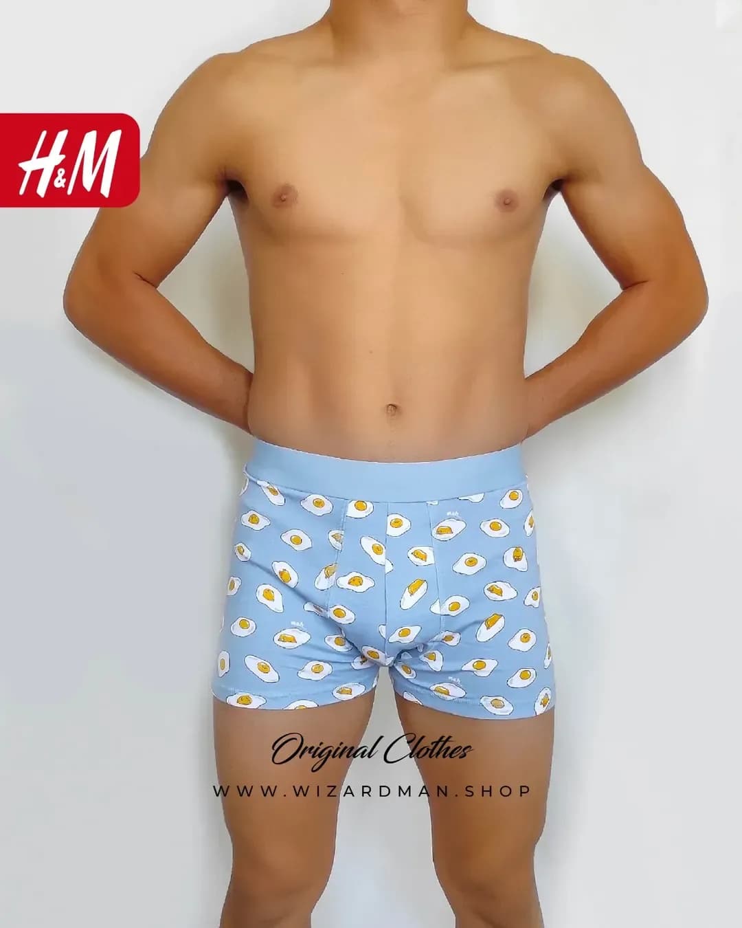 شورت مردانه پادار طرح نیمرو آبی H&M، رنگ آبی روشن، زرد و سفید، طرح شخصیت کارتونی، باکسر، جذب