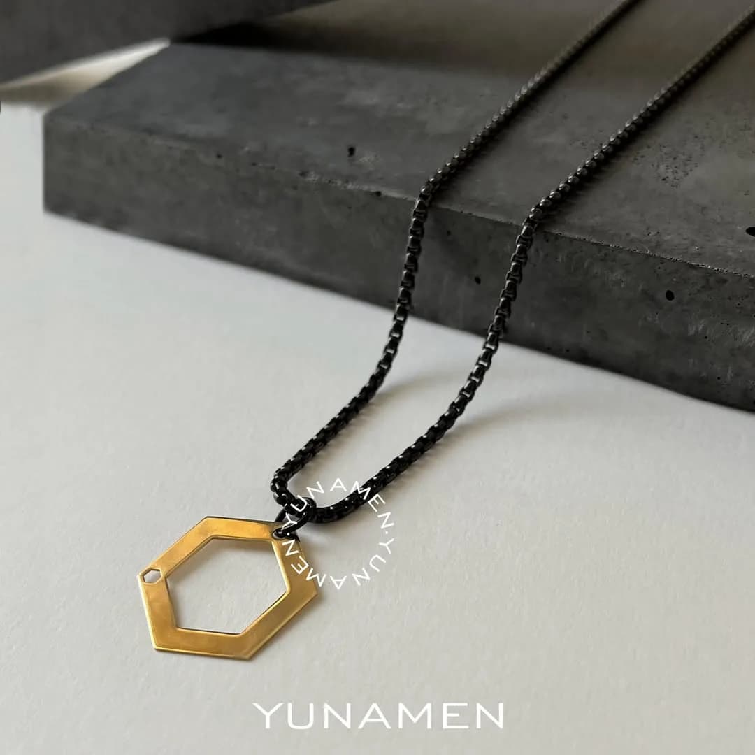 گردنبند طلا مردانه مدل Y217، رنگ طلایی و مشکی، جنس فلز، زنجیری، آویز ششضلعی
