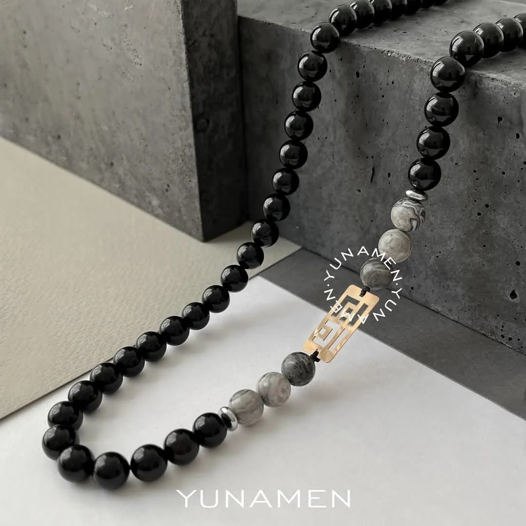 گردنبند سنگ و طلا مردانه مدل Y819، رنگ مشکی، طلایی و خاکستری، جنس فلز، مهره‌ای با پلاک