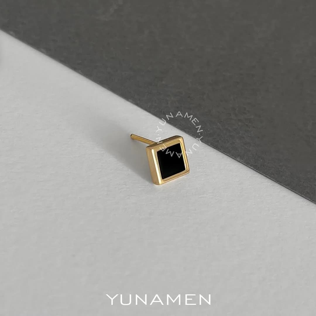 گوشواره طلا مردانه سنگی مدل Y917، رنگ طلایی و مشکی، جنس فلز، تک، مربع