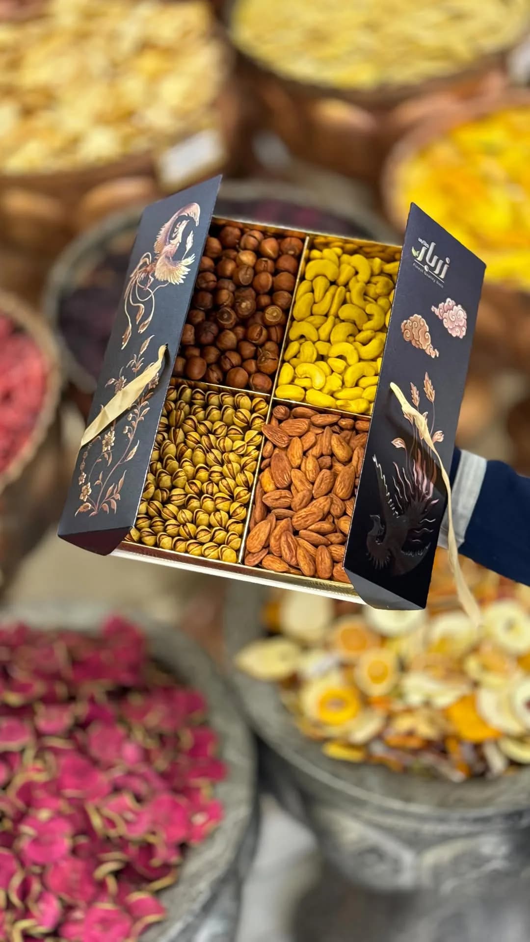 جعبه آجیل سیمرغ زربار، رنگ مشکی و طلایی، جنس مقوا، مستطیلی، چهار قسمتی