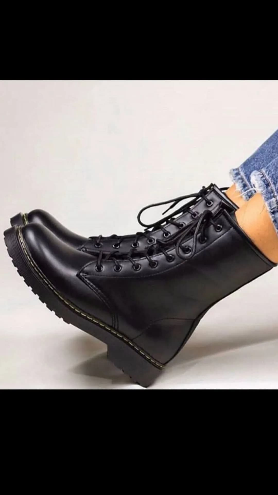 بوت دکتر مارتین زنانه، رنگ مشکی، جنس چرم، نیمساق بنددار لژدار