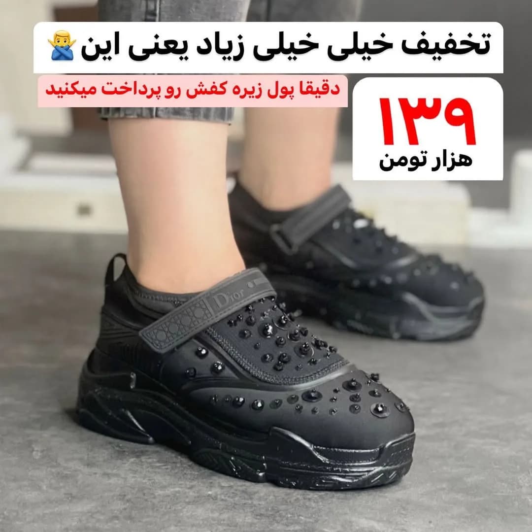 کتانی زنانه، رنگ مشکی، جنس چرم، طرح سنگدوزی، کتانی نگیندار چسبی