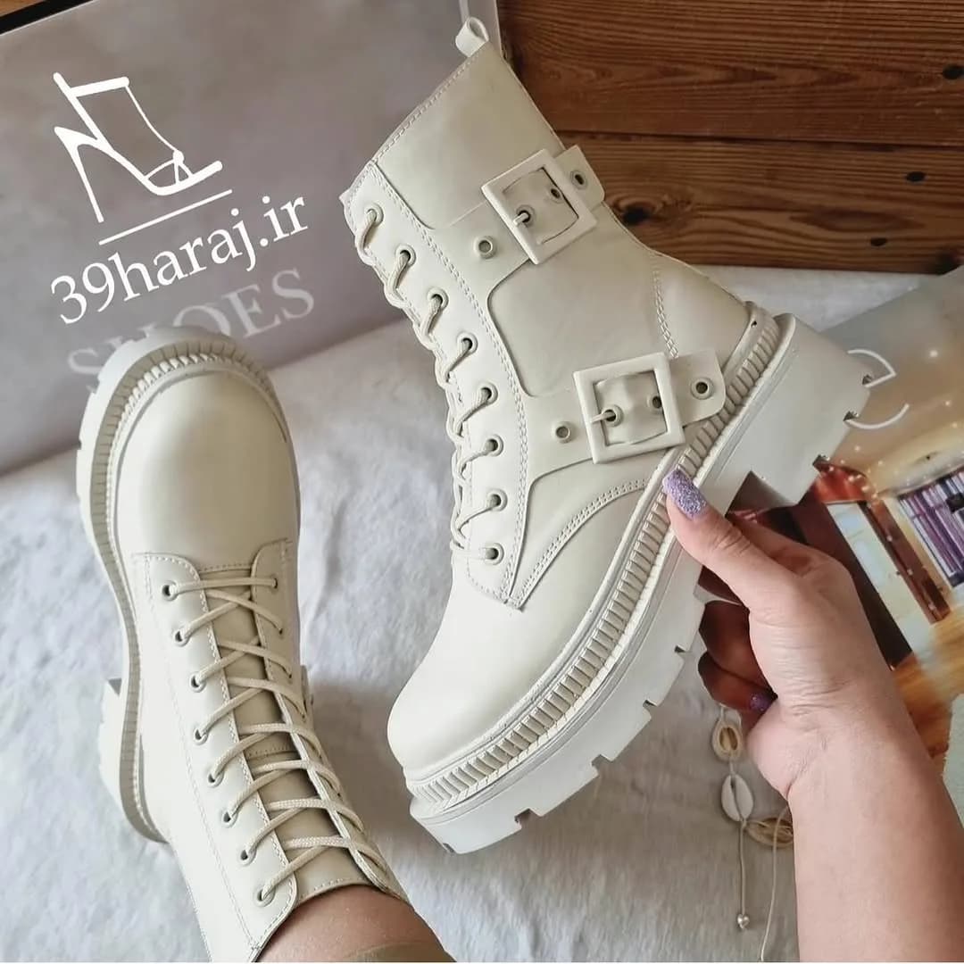 بوت، رنگ کرم، جنس چرم، بنددار، پاشنه تختی، سگکدار