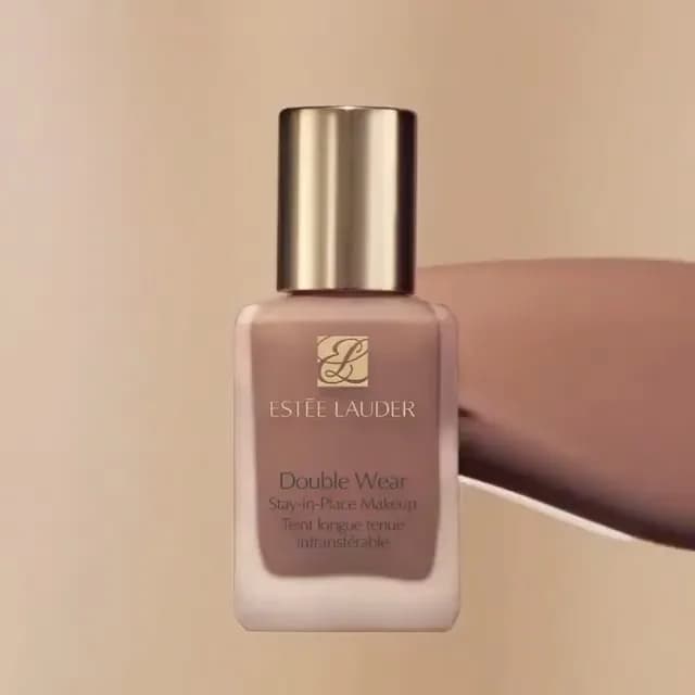 کرم پودر دابل ور استی لودر، رنگ بژ و طلایی، جنس شیشه و پلاستیک، بطری پمپی