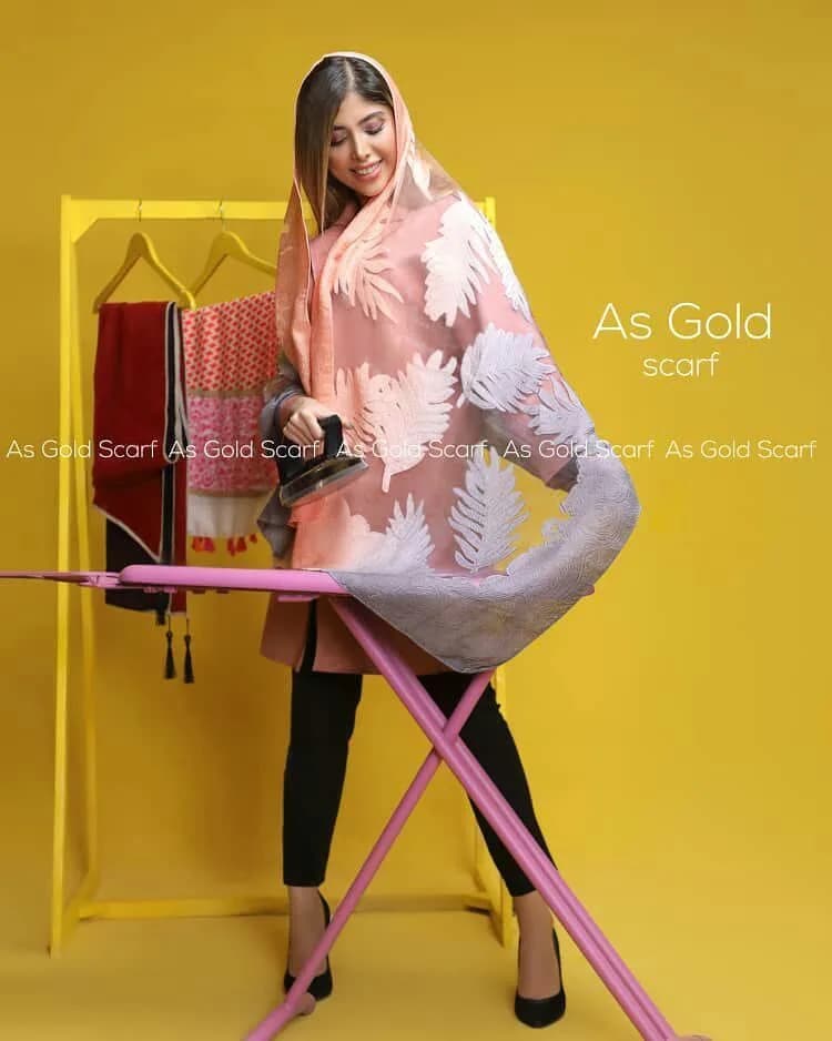 روسری زنانه، رنگ صورتی، سفید و خاکستری، طرح طرح حیوانی، بزرگ، قوارهدار