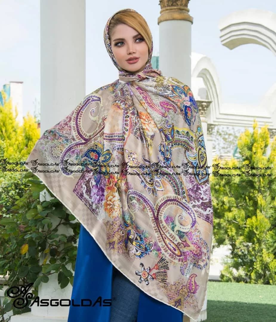 روسری ابریشم یونیک ۱۴۰، رنگ کرم، بنفش و زرد، طرح گلدار، مربع