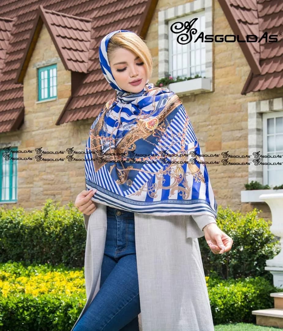 روسری ابریشم یونیک ۱۲۰، رنگ آبی، سفید و طلایی، طرح راهراه، مربع