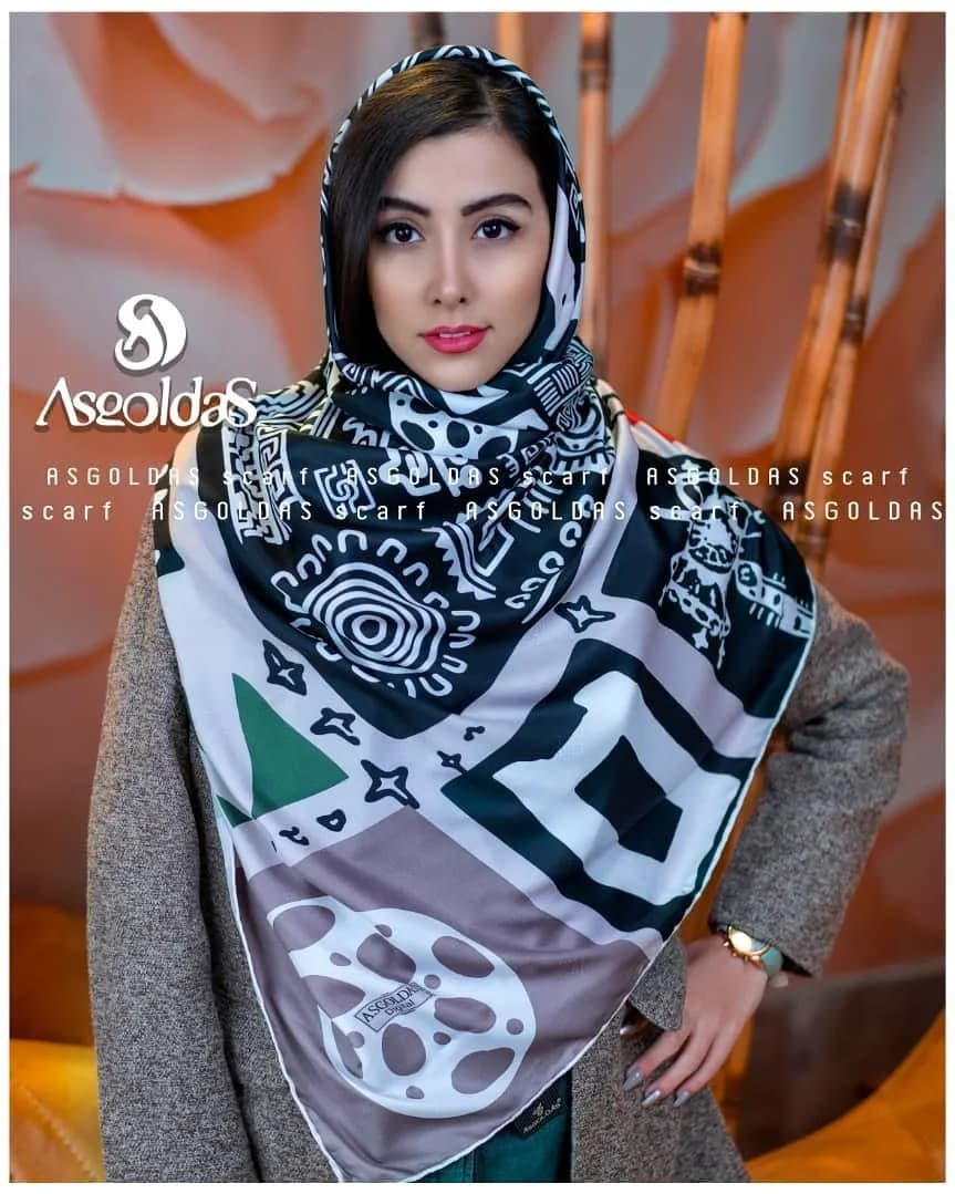 روسری ابریشم یونیک ۱۴۰، رنگ سرمهای، سفید و سبز، طرح هندسی، مربع