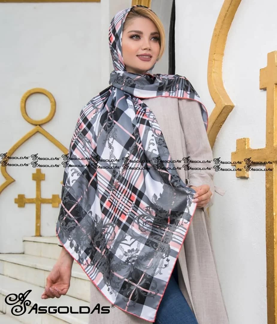 روسری ابریشم تویل قواره ۱۴۰، رنگ خاکستری، سفید و صورتی، طرح چهارخانه، مربع