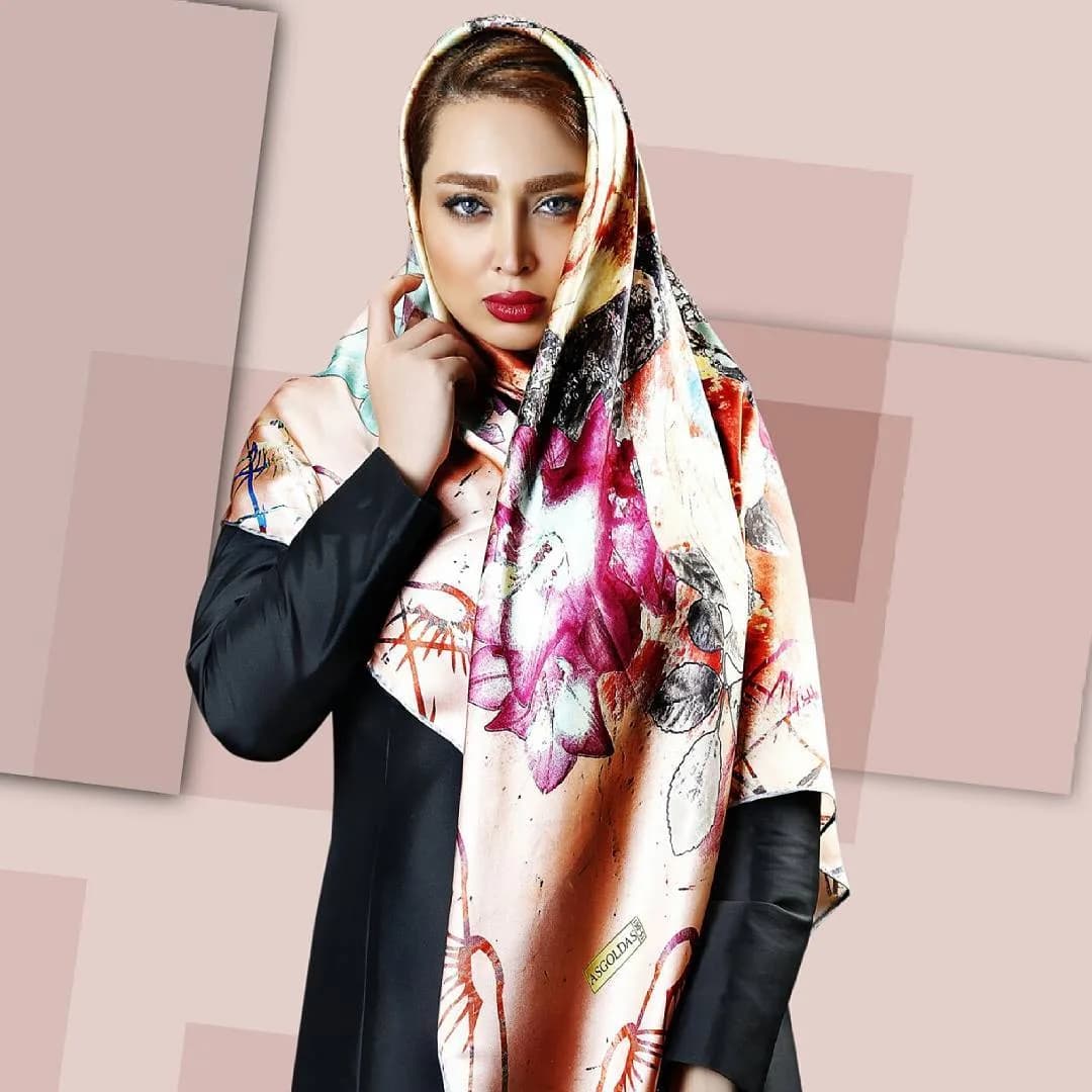 روسری، رنگ کرم، صورتی و مشکی، جنس ساتن، طرح گلدار، مربع