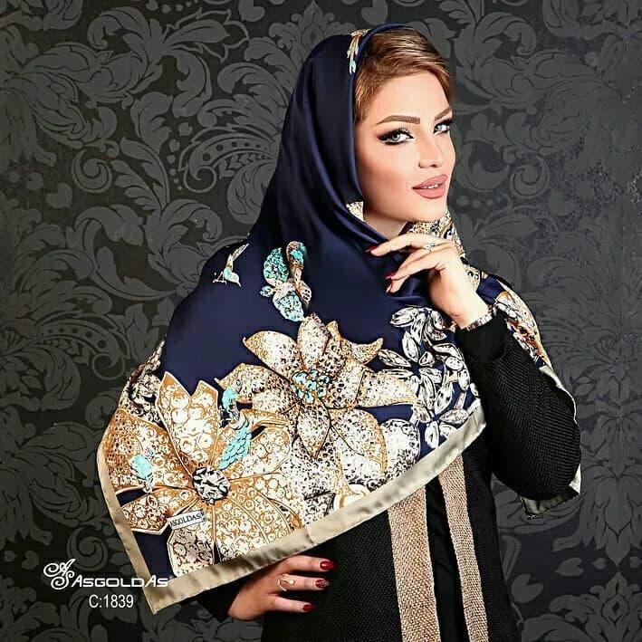 روسری، رنگ سرمهای، طلایی و سفید، جنس ساتن، طرح گلدار، مربع