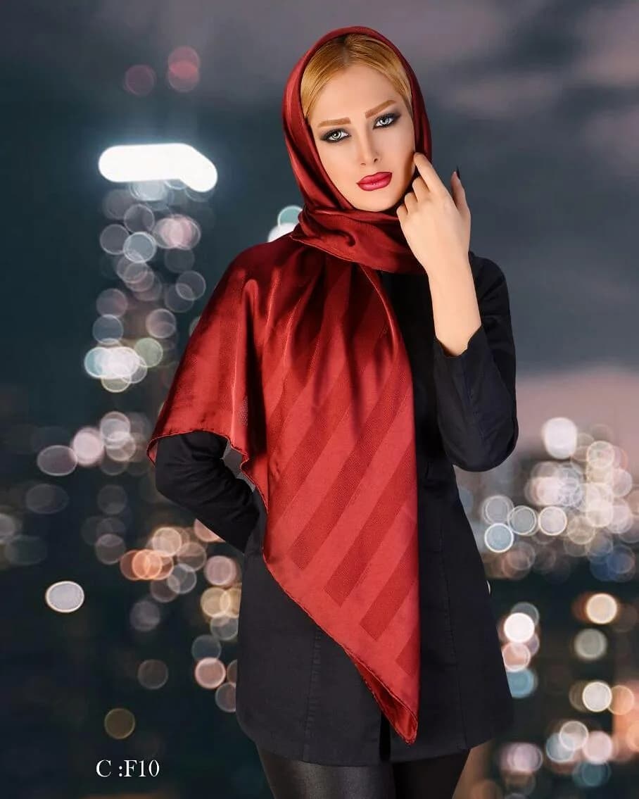 روسری ابریشم صافاری قواره بزرگ، رنگ قرمز، طرح راهراه، مربع