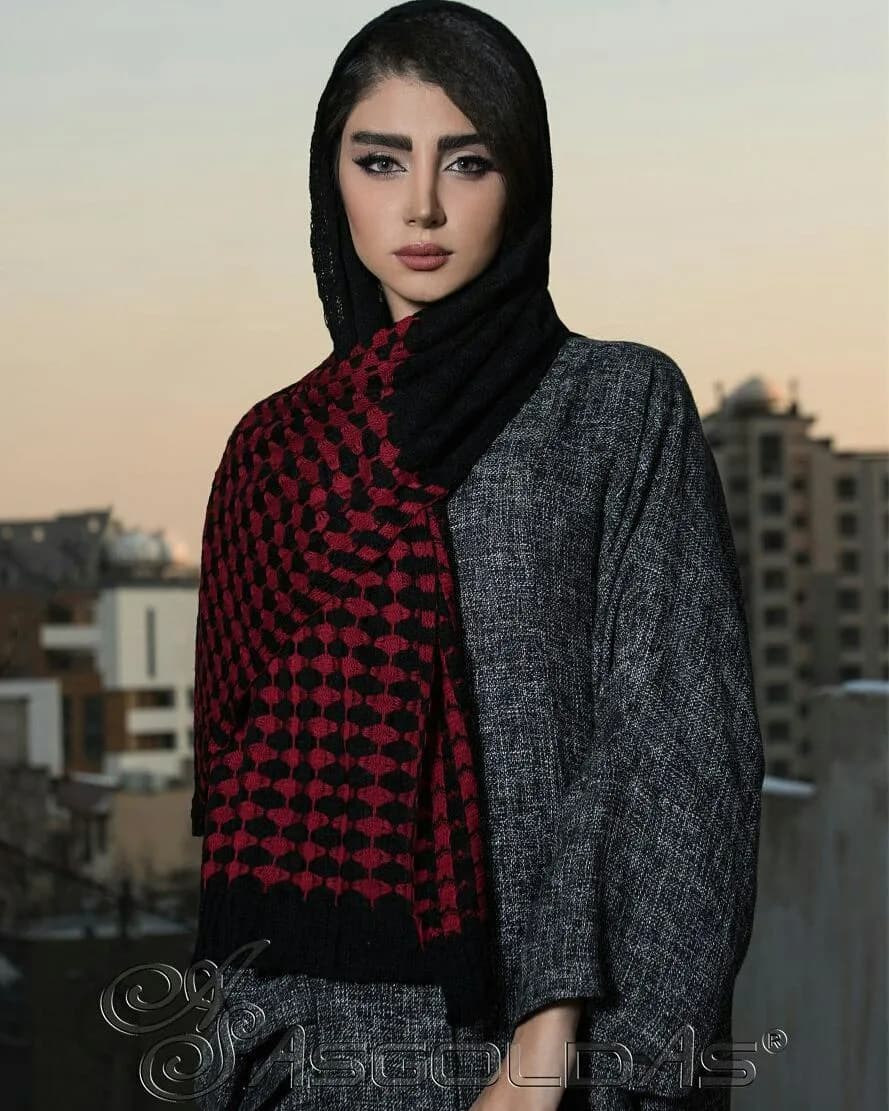 شال، رنگ مشکی و سرخابی، جنس بافتنی، طرح هندسی، مستطیلی بلند