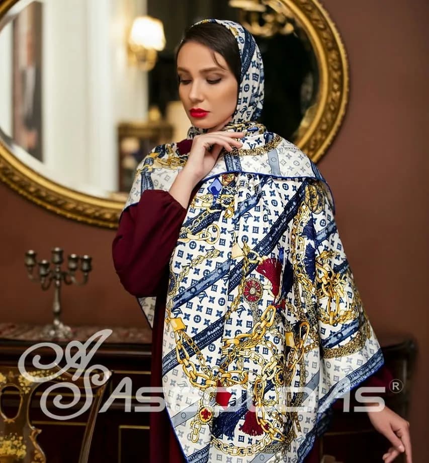 روسری ابریشم کجراه قواره ۱۴۰، رنگ سفید، سرمهای و طلایی، مربع، بزرگ