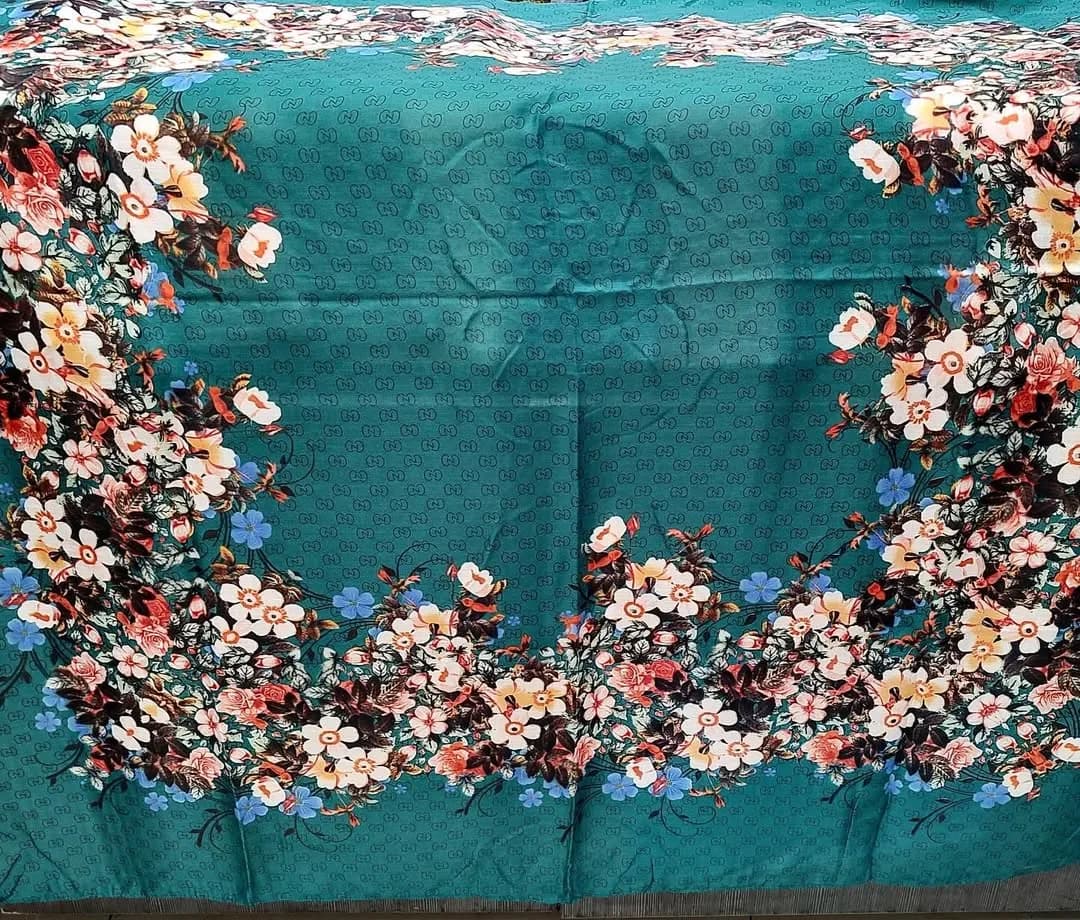 روسری سایز ۱۴۰ کد ۱۰۱۴۸ — رنگ فیروزهای — نمای روبهرو — گلدار