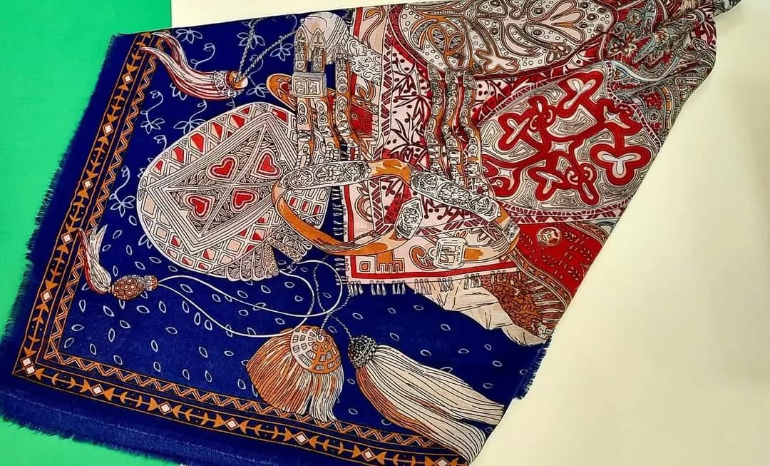 روسری سی اسکارف سایز ۱۴۰ — نمای جزئیات — طرحدار