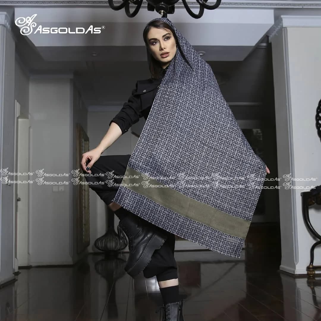 شال نخ پنبه پاییزی، رنگ سرمهای و طلایی، طرح هندسی، مستطیلی، بلند