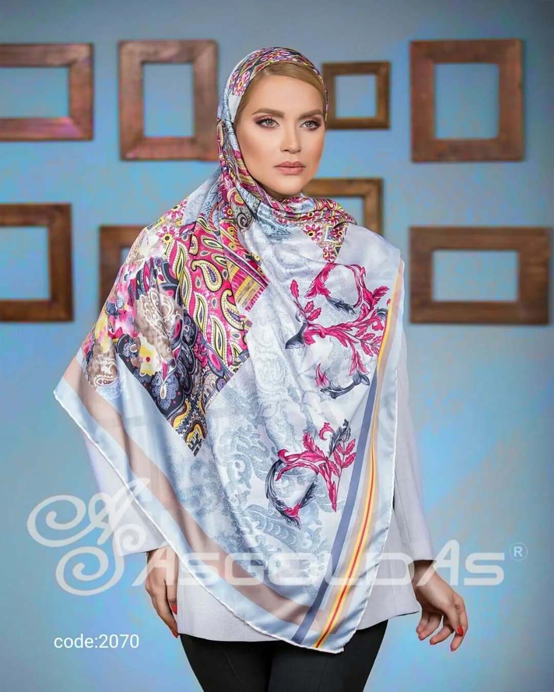 روسری ابریشم فانتزی دستدوز ۱۲۰ آسگلداس، رنگ سفید، صورتی و آبی، جنس ساتن، طرح گلدار، مربع