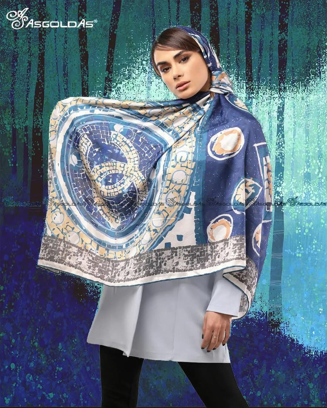 روسری ابریشم یونیک سایز ۱۴۰ آسگلداس، رنگ سرمهای، سفید و طلایی، جنس ساتن، طرح هندسی، مربع