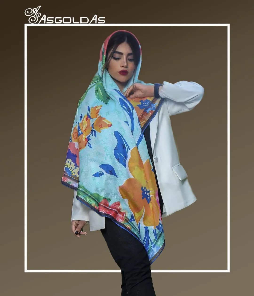 روسری سایز ۱۴۰ کد 360T آسگلداس، رنگ آبی روشن، زرد و نارنجی، طرح گلدار، مربعی، بزرگ