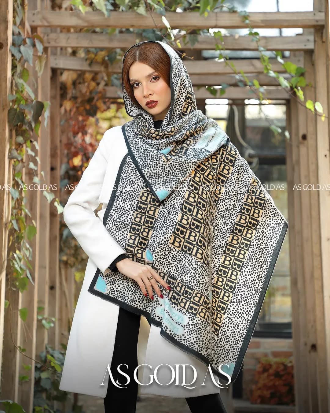 شال موهر کد ۱۰۰۳۹، رنگ کرم، مشکی و آبی، طرح پلنگی، مستطیلی، بزرگ