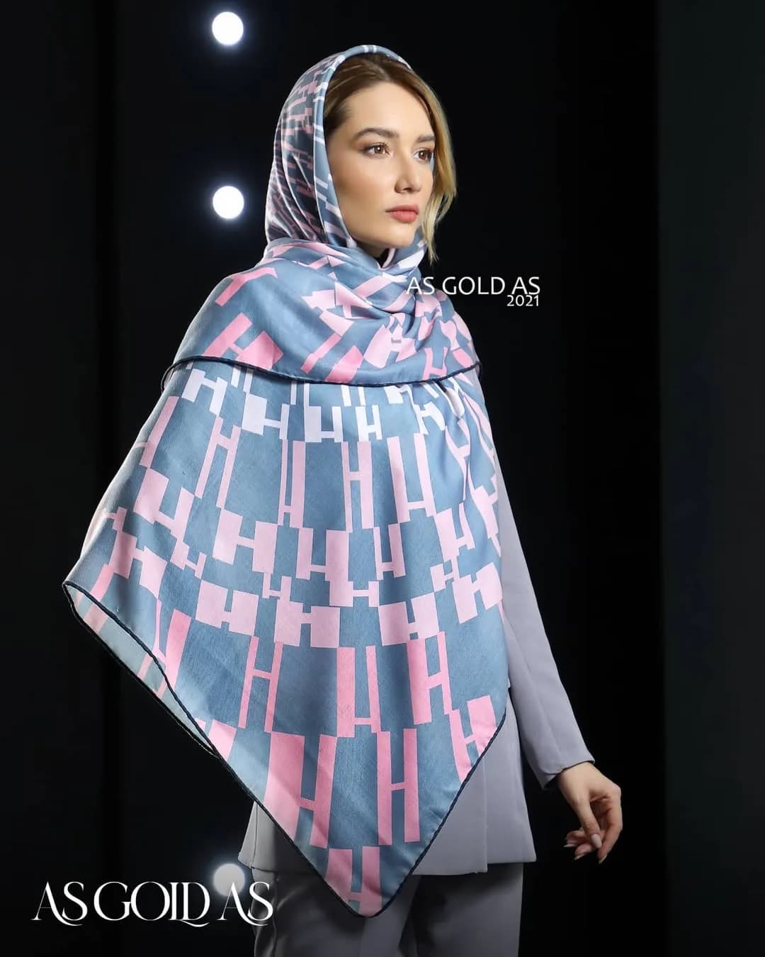 شال سایز ۱۴۰، رنگ خاکستری، صورتی و سفید، طرح هندسی، بلند چهارگوش