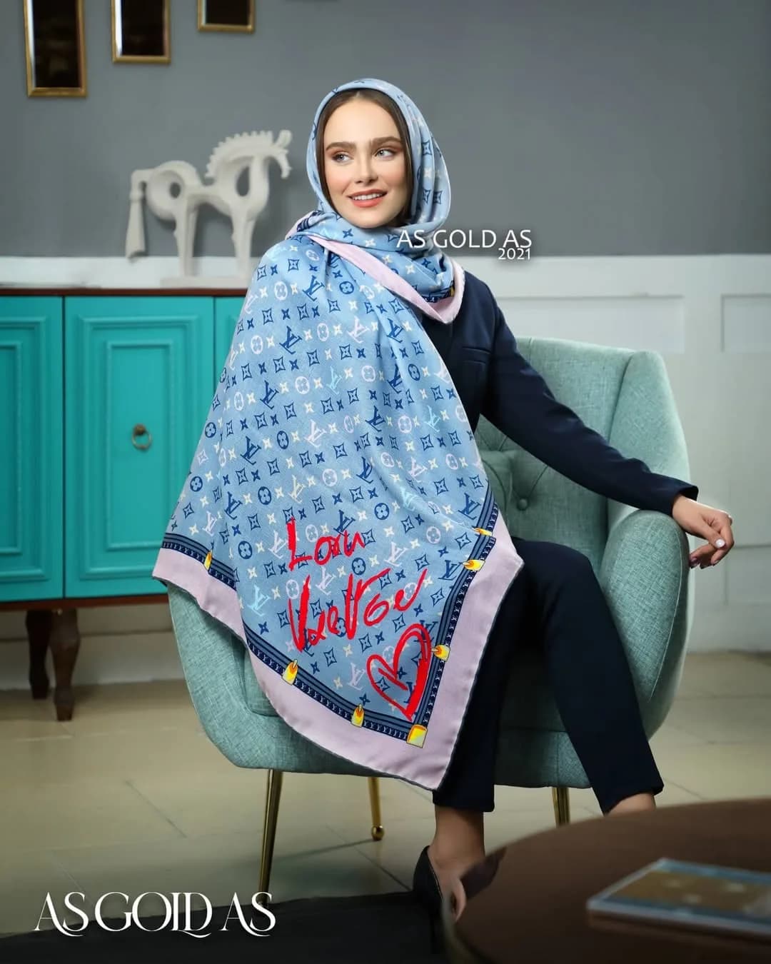 روسری سایز ۱۴۰ کد ۳۰۱۴ آسگلداس، رنگ آبی، صورتی و قرمز، مربعی