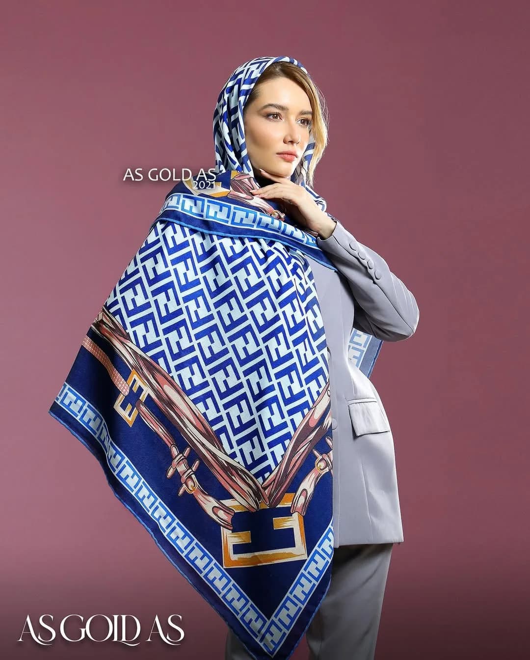 روسری سایز ۱۴۰ کد ۳۰۱۷ — رنگ آبی — نمای رویتن — سایز ۱۴۰