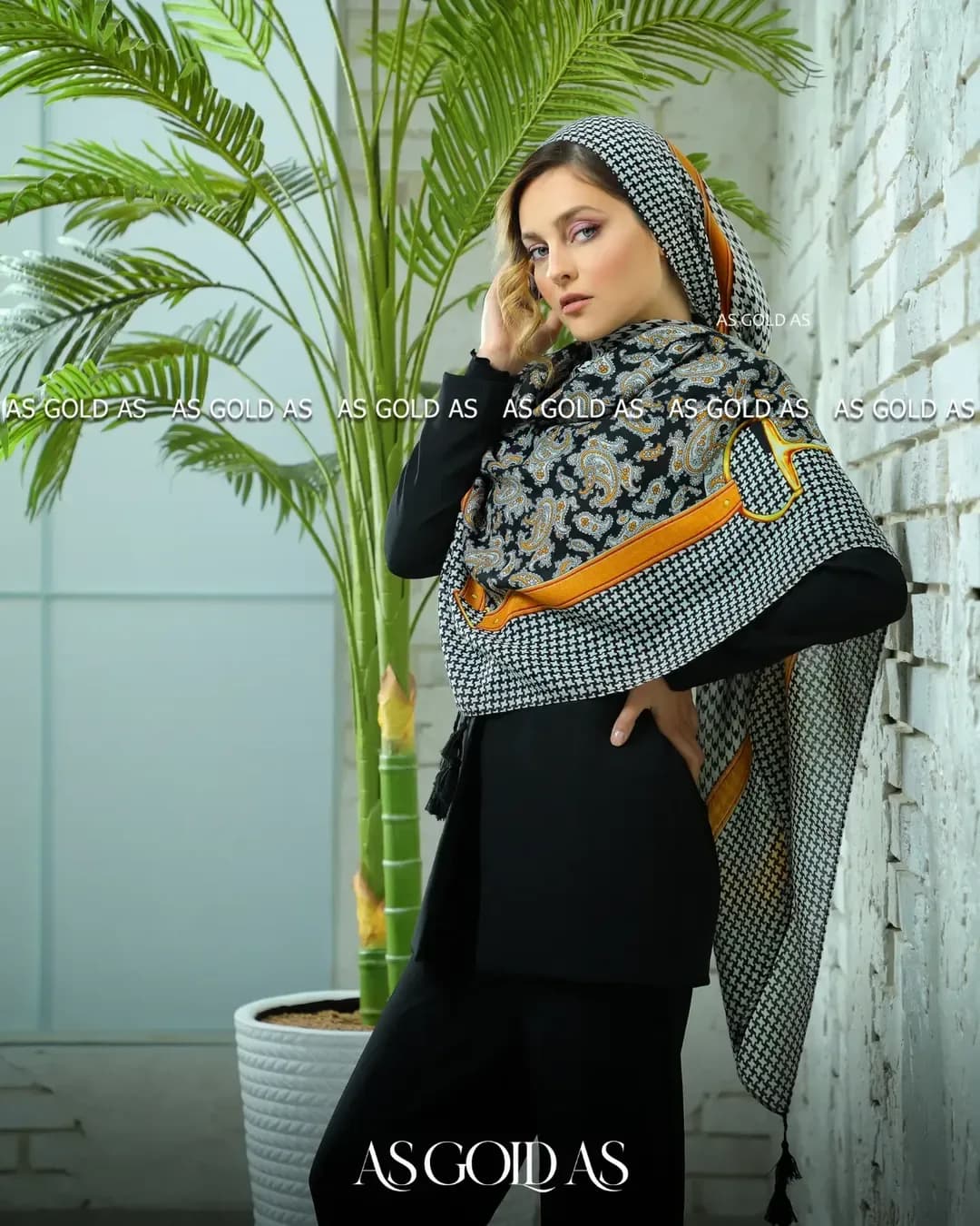شال سایز ۱۴۰ آسگلداس، رنگ مشکی، سفید و نارنجی، طرح هندسی، مستطیلی با منگوله