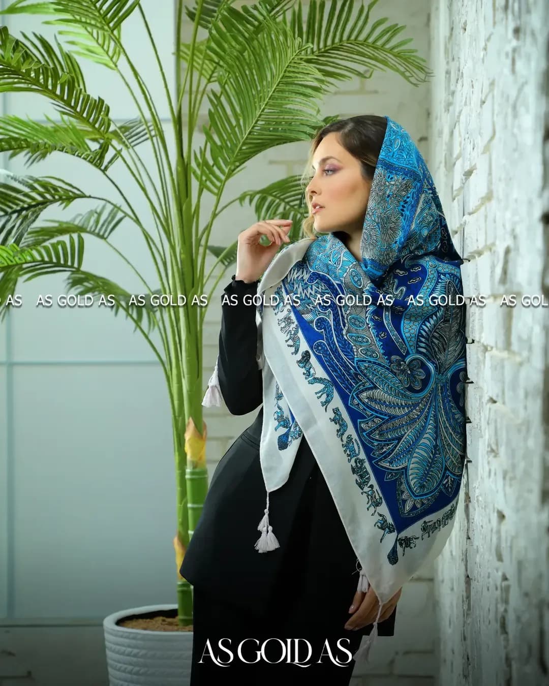 شال سایز ۱۴۰ آسگلداس، رنگ آبی و سفید، مستطیلی با منگوله
