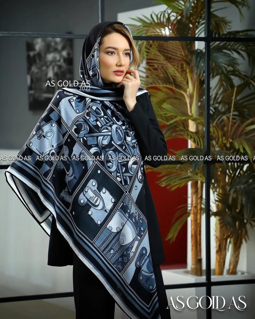 شال حریر ترک سایز ۱۴۰ کد ۳۰۴۷ — رنگ طوسی — نمای رویتن — طرح لوگو