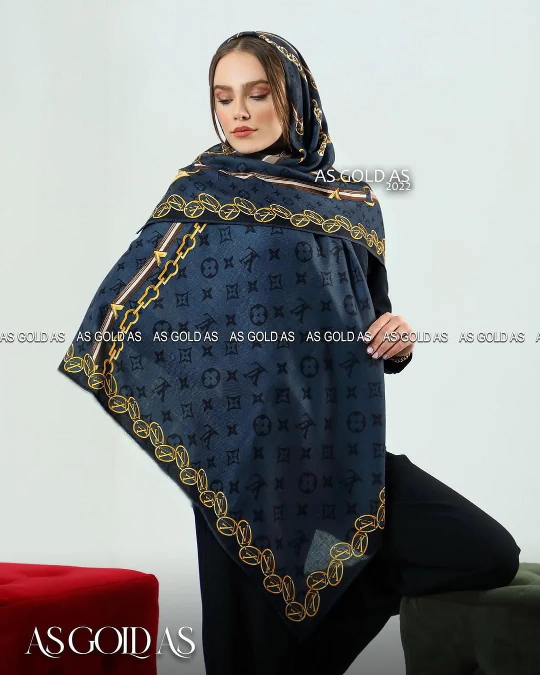 شال حریر ترک سایز ۱۴۰ کد ۳۰۴۸ — رنگ سرمهای — نمای رویتن — طرح زنجیر