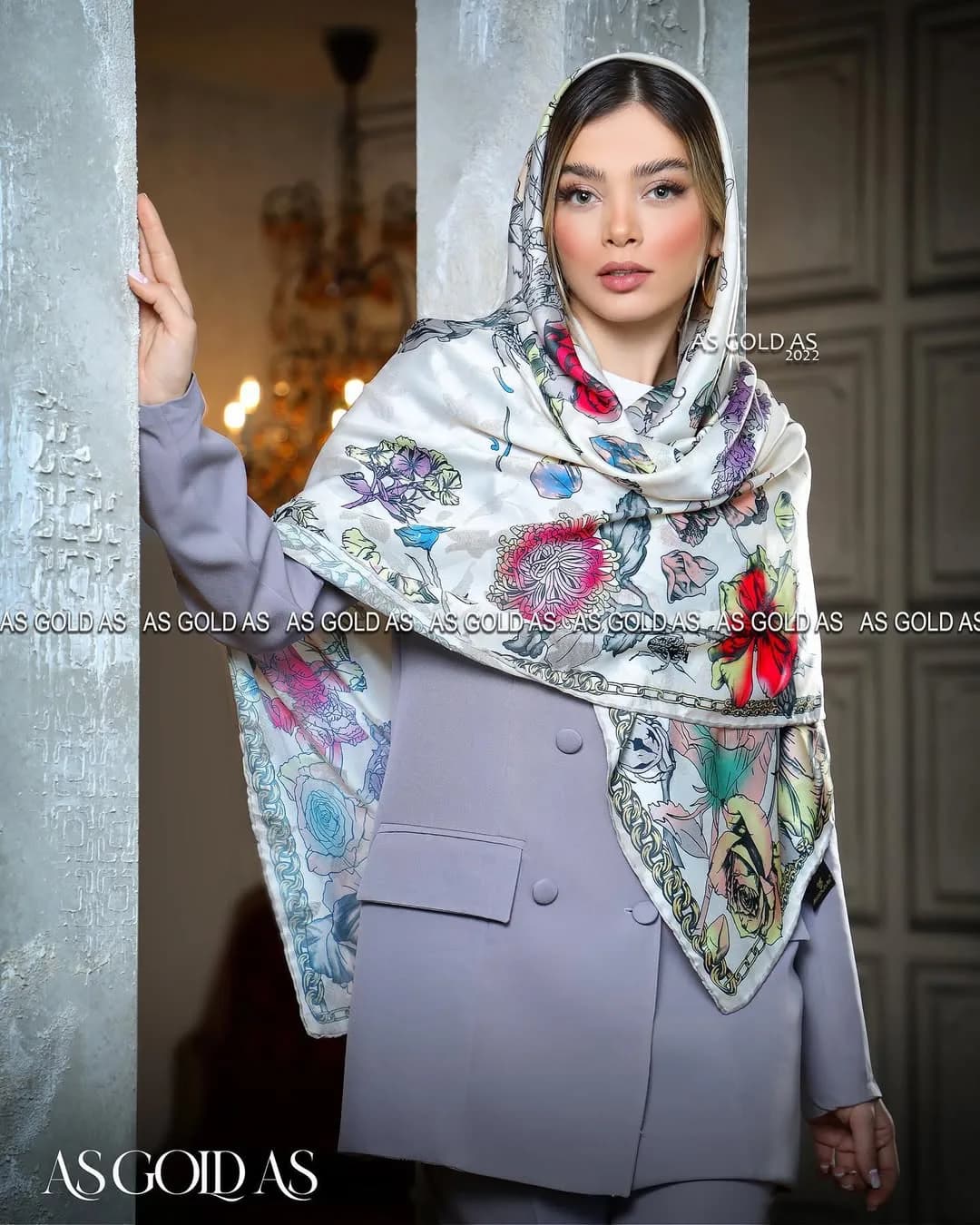 روسری سایز ۱۴۰ کد ۱۰۸۷ آسگلداس، رنگ سفید، قرمز و آبی، جنس ساتن، طرح گلدار، مربع، بزرگ