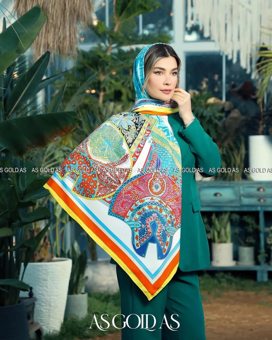 روسری ترک سایز ۱۴۰ کد ۱۰۰۶۲ آسگلداس، رنگ سفید، نارنجی و آبی، جنس ساتن، مربع، بزرگ